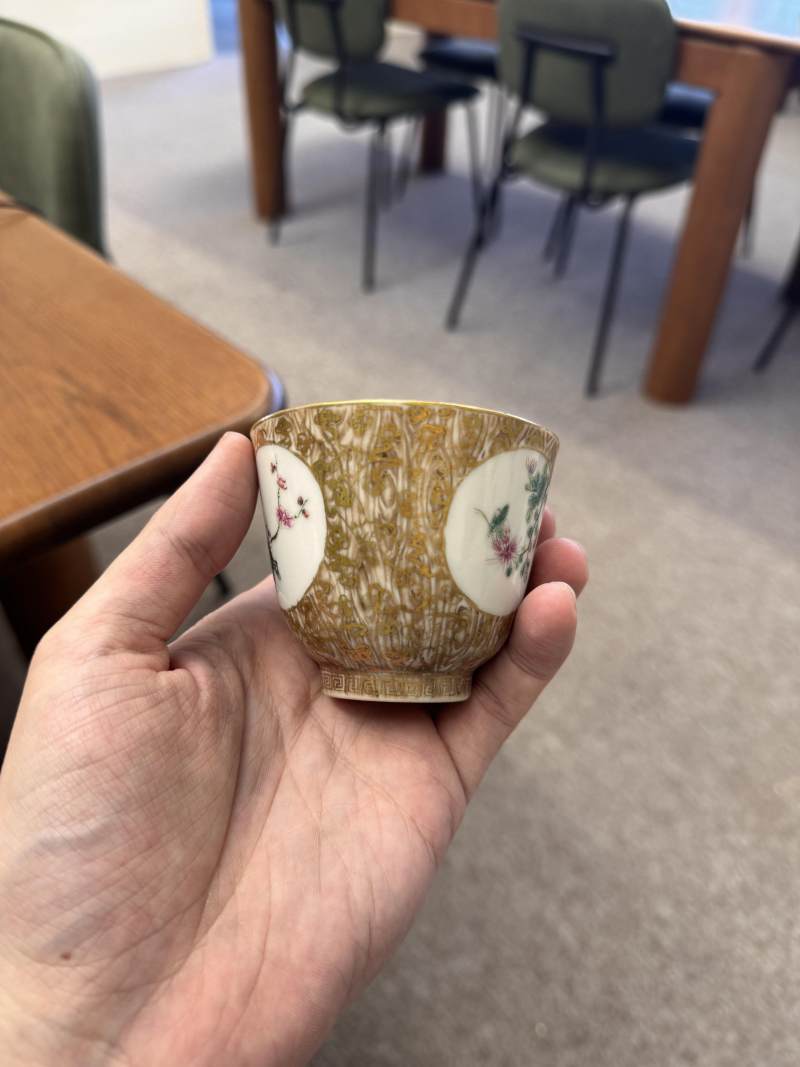 清十八/十九世紀 粉彩仿木紋花卉紋盃 | Santos Collection | A Chinese famile-rose faux-bois 'blossoms' cup, Qing dynasty, 18th-19th century - 图8