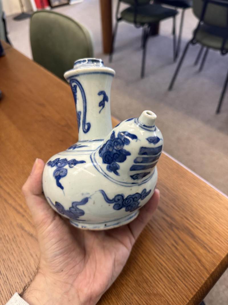 明 青花雲紋軍持 | Santos Collection | A Chinese blue and white 'ruyi cloud' kendi, Ming dynasty - 图8