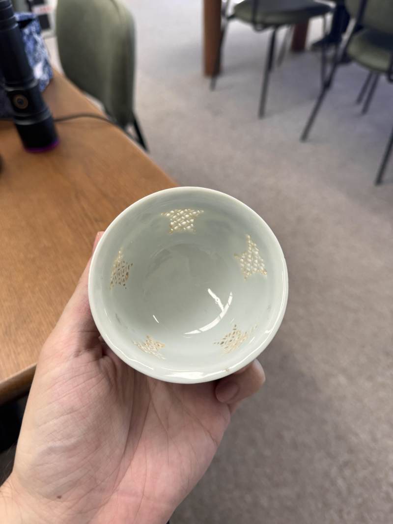 明崇禎 青花花卉紋玲瓏鏤空盌 | Santos Collection | A Chinese blue and white reticulated 'linglong' bowl, Ming dynasty, Chongzhen period - 图5
