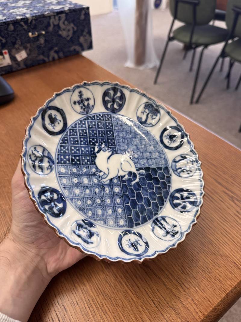 明天啟 青花古染付瑞兔圖菱花口盤 | Santos Collection | A Chinese blue and white kosometsuke 'hare' foliate dish, Ming dynasty, Tianqi period - 图3