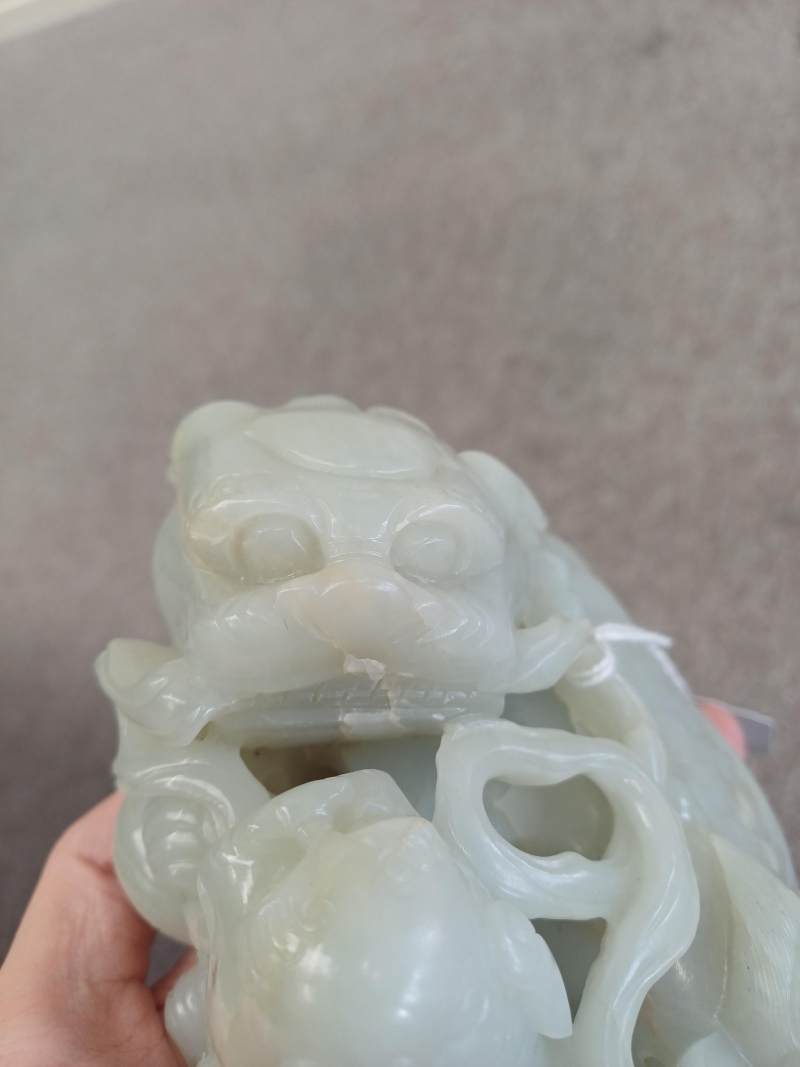清十九世紀 青白玉太獅少獅擺件 | A large Chinese pale-celadon jade 'Buddhist lions' carving, Qing dynasty, 19th century - 图22