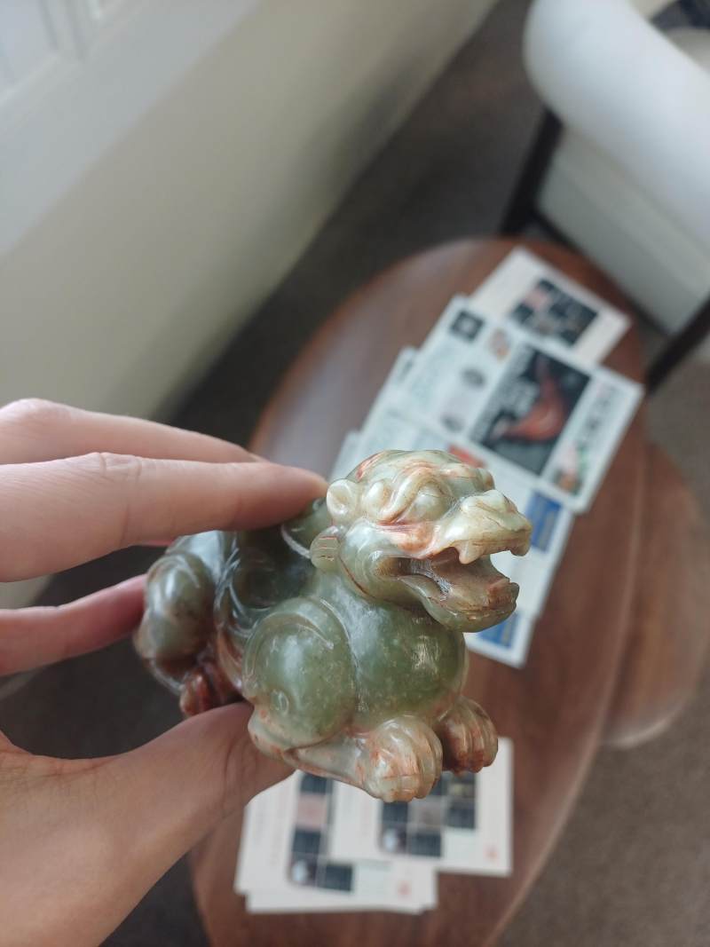 二十世紀 青玉帶皮瑞獸擺件 | A Chinese celadon and russet jade 'mythical beast' carving, 20th century - 图5