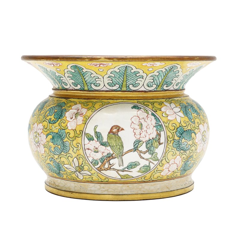 十九/二十世紀 畫琺瑯花鳥圖渣斗  《大清乾隆年製》款 | A Chinese painted enamel 'birds and flowers' spittoon, zhadou, 19th/20th century