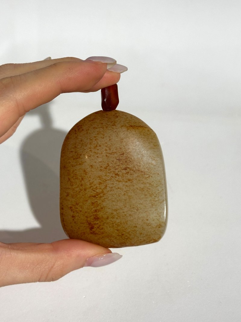清十九世紀 白玉帶皮隨形鼻煙壺 | A WHITE AND RUSSET JADE 'PEBBLE' SNUFF BOTTLE - 图3
