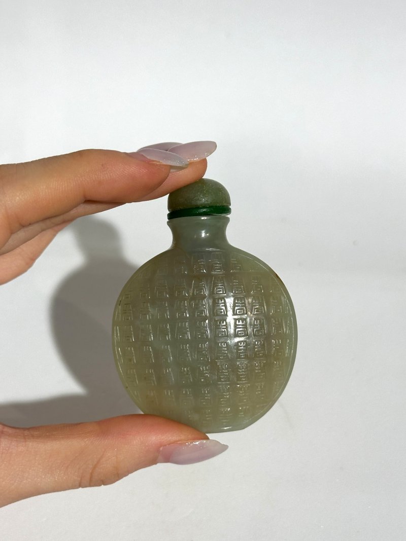清十九世紀 青玉壽字紋鼻煙壺 | A GREEN JADE 'SHOU CHARACTERS' SNUFF BOTTLE - 图3