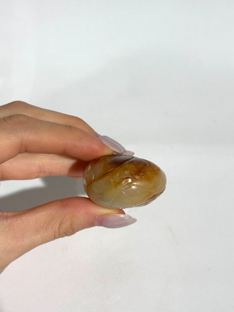 清十九世紀 白玉巧雕⌈瓜瓞⌋鼻煙壺 | A WHITE AND RUSSET JADE 'MELON' SNUFF BOTTLE - 图2