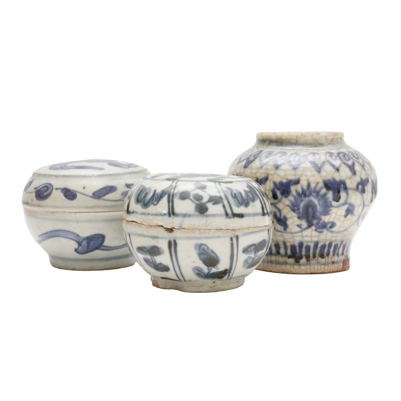 明 青花蓋盒及小罐一組三件 | Two Chinese blue and white boxes and covers and a small jar, Ming dynasty - 图1