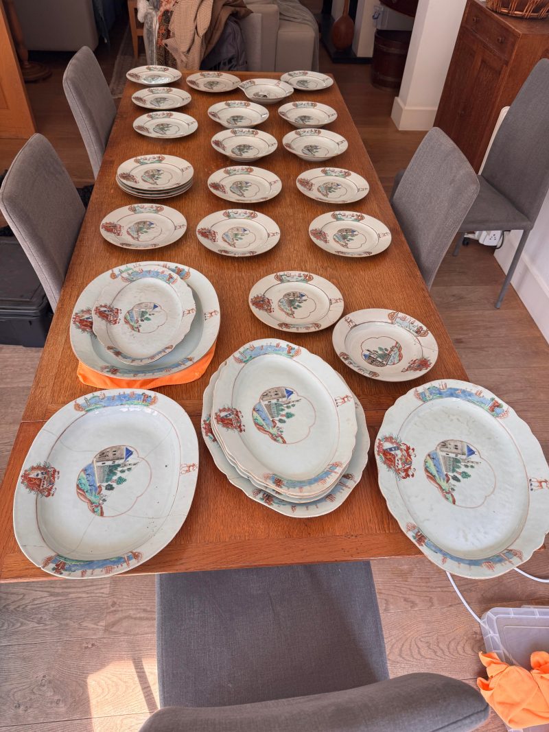 清乾隆 約1745年 粉彩紋章圖盤一組四件 | Four fine and rare Chinese export armorial soup bowls, Qing Dynasty, Qianlong Period, circa 1745 - 图9