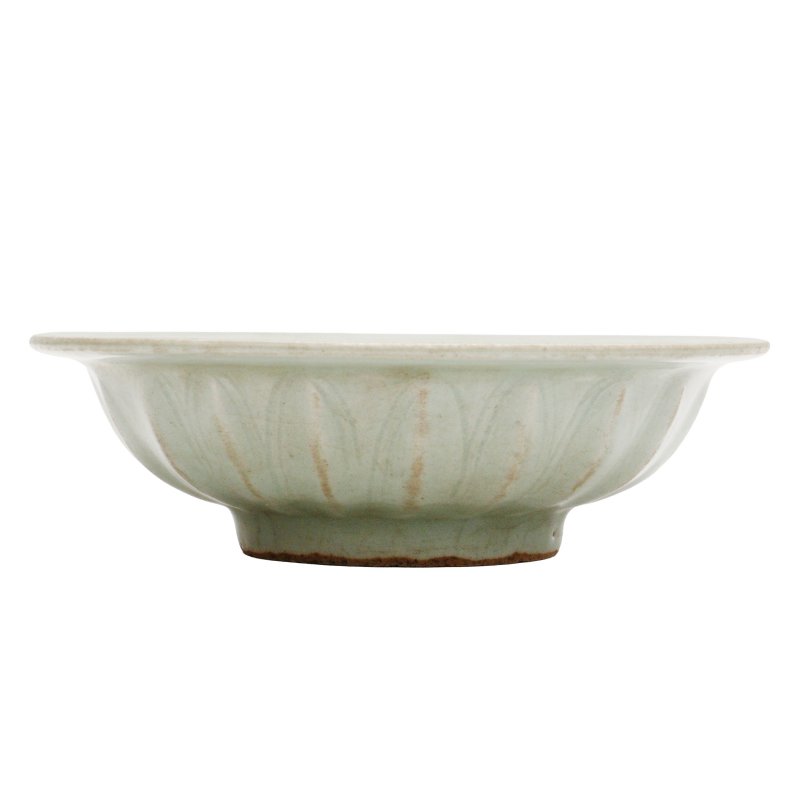 元 龍泉窰青釉露胎貼雙魚紋折沿盤 | A Chinese Longquan biscuit-decorated celadon-glazed 'twin fish' bowl, Yuan dynasty - 图3