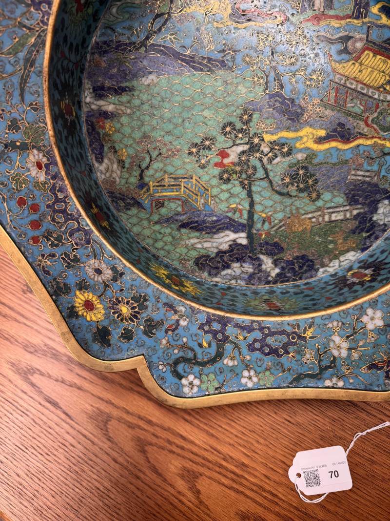 清十七/十八世紀 掐絲琺瑯銅胎鎏金亭台樓閣圖折沿葵口盆 | A fine Chinese cloisonné enamel and gilt-bronze 'pavilion' basin, Qing dynasty, 17th/18th century - 图26