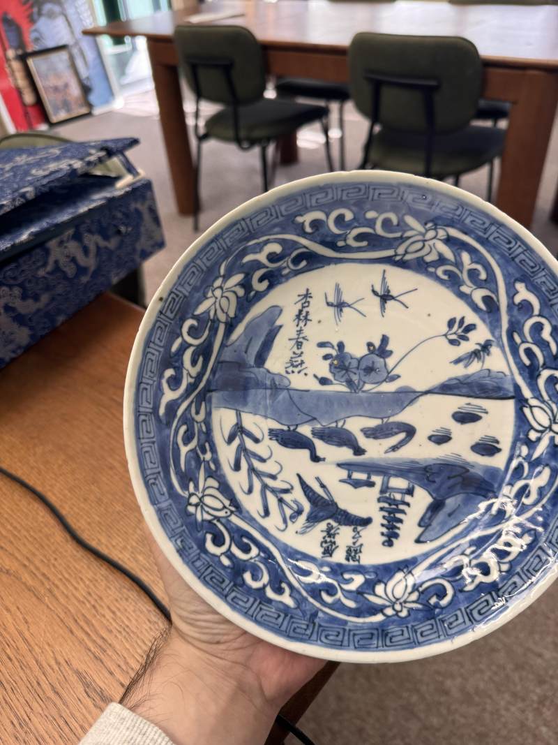 明天啟 古染付青花題詩盤 | Santos Collection | A Chinese kosometsuke blue and white inscribed dish, Ming dynasty, Tianqi period - 图5