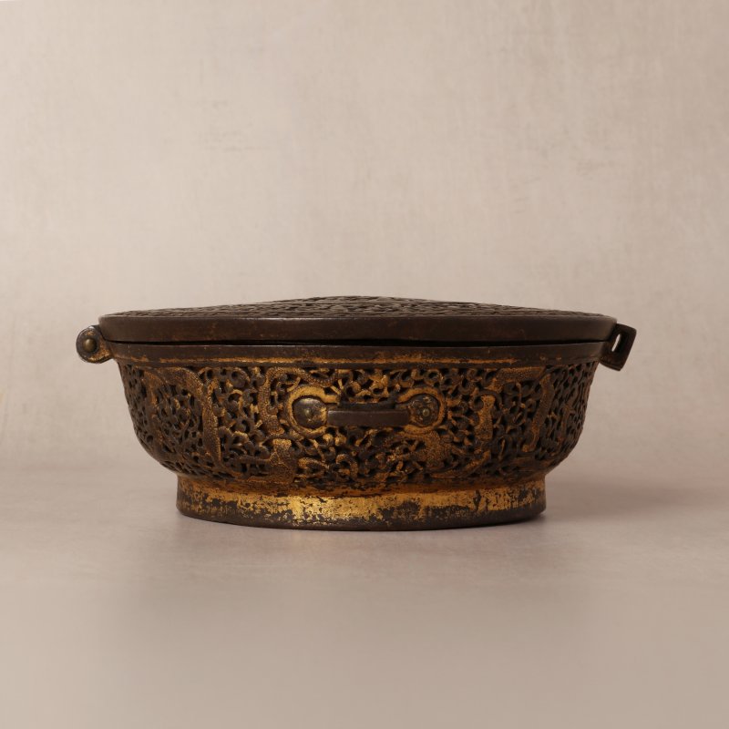 十五/十六世紀 西藏東部德格 鐵鋄金鏤空龍紋蓋盒 | A rare Tibetan gilt-damascened iron bowl box and cover, Derge, Eastern Tibet, 15th/16th century - 图31