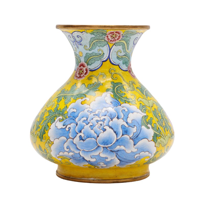 民國 銅胎畫琺瑯牡丹花卉紋瓶 《大清乾隆年製》款 | A Chinese painted enamel 'peonies' vase, Republic period, Qianlong mark
