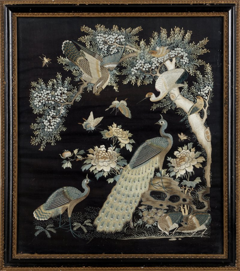 十九世紀 絲繡花鳥圖掛屏一對 | A pair of Chinese silk 'birds and flowers' panels, 19th century - 图7