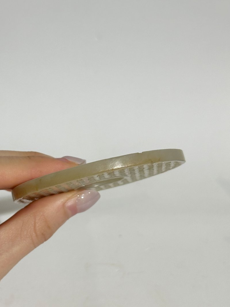 清 白玉微沁勾連雲紋璧 及座 | A WHITE JADE DISC, BI - 图2