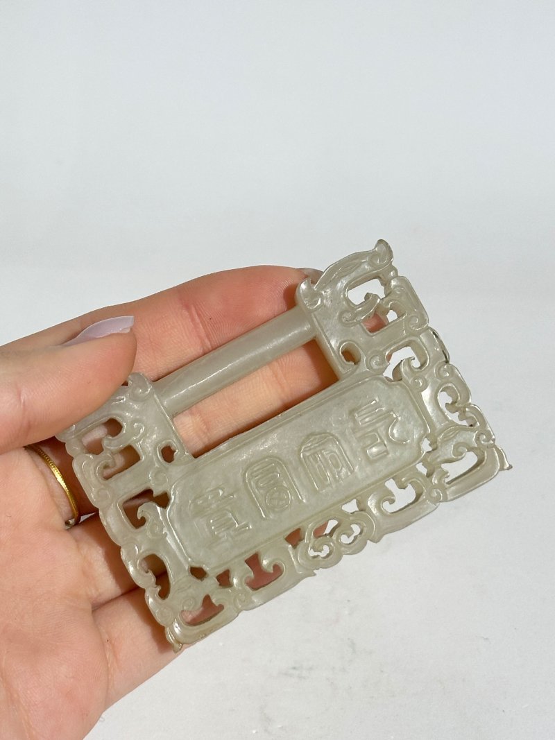 清十九世紀 白玉⌈長命富貴⌋牌 及座 | A WHITE JADE 'LONGEVITY' PLAQUE - 图2