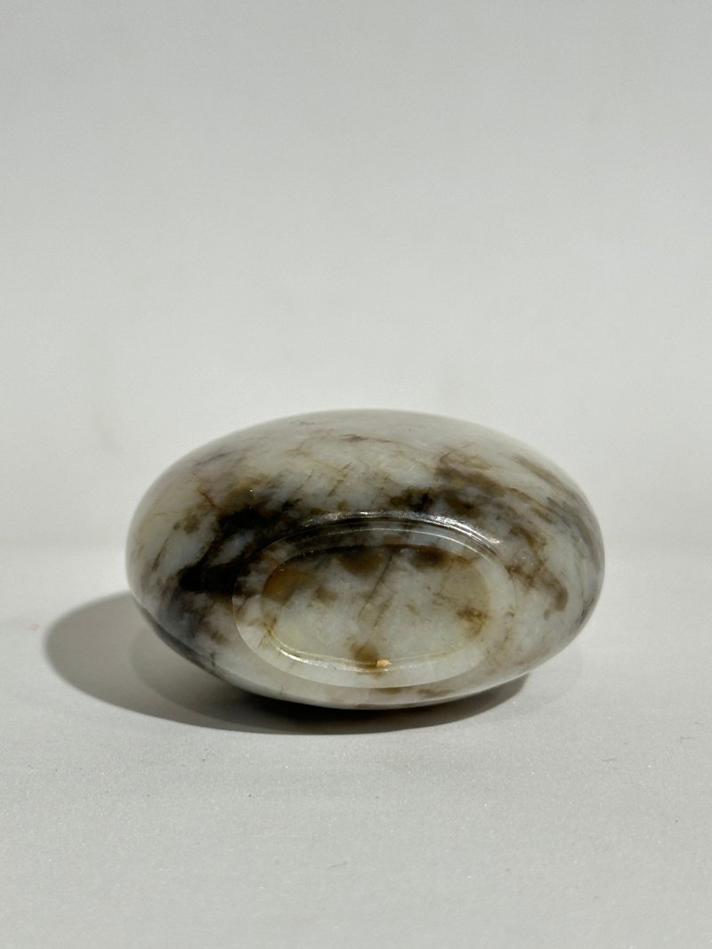 十八/十九世紀 墨玉、灰墨玉光素鼻煙壺二件 | A MOTTLED BLACK JADE AND A GREY AND BLACK JADE SNUFF BOTTLE - 图7