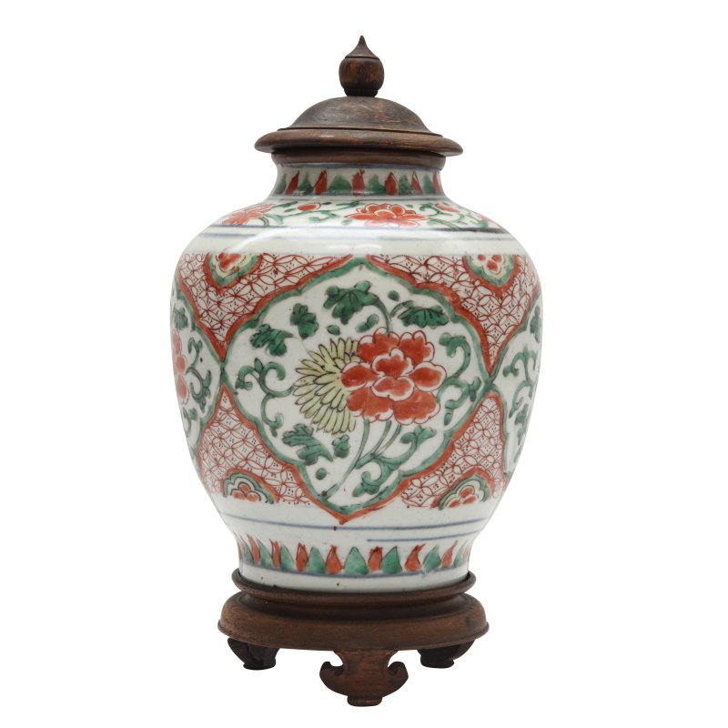 過渡期 五彩花卉紋罐 | A Chinese wucai 'floral' jar, Transitional period, 17th century - 图4