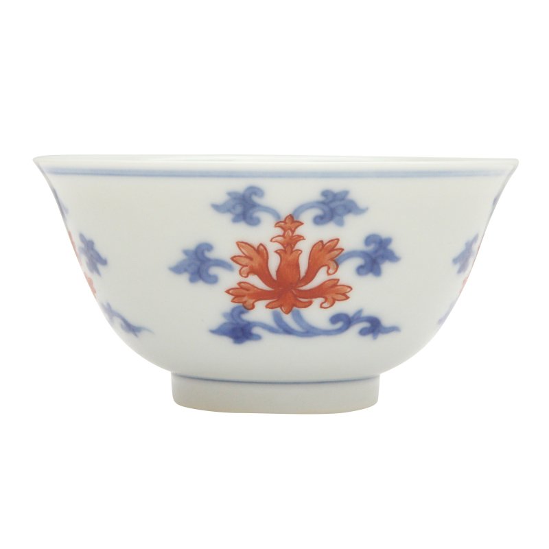 十九/二十世紀 青花礬紅折枝番蓮紋盃 《大清乾隆年製》款 | A Chinese blue and white and copper-red 'Indian lotus' cup, 19th/20th century - 图2
