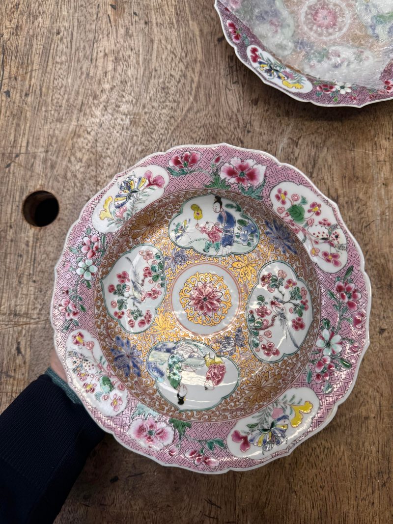 清雍正 約1730年 粉彩開光人物花卉圖花式盤一對 | Santos Collection | A pair of fine Chinese export foliate dishes, Qing dynasty, Yongzheng period, circa 1730 - 图20