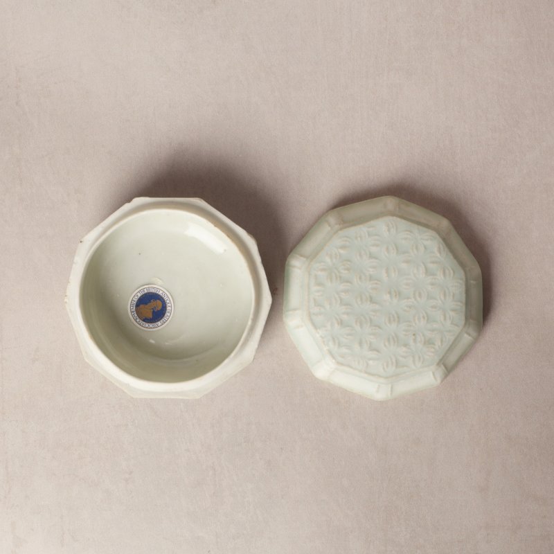 南宋 青白釉花卉紋蓋盒 | A Chinese Qingbai 'floral lattice' box and cover, Southern Song dynasty - 图3