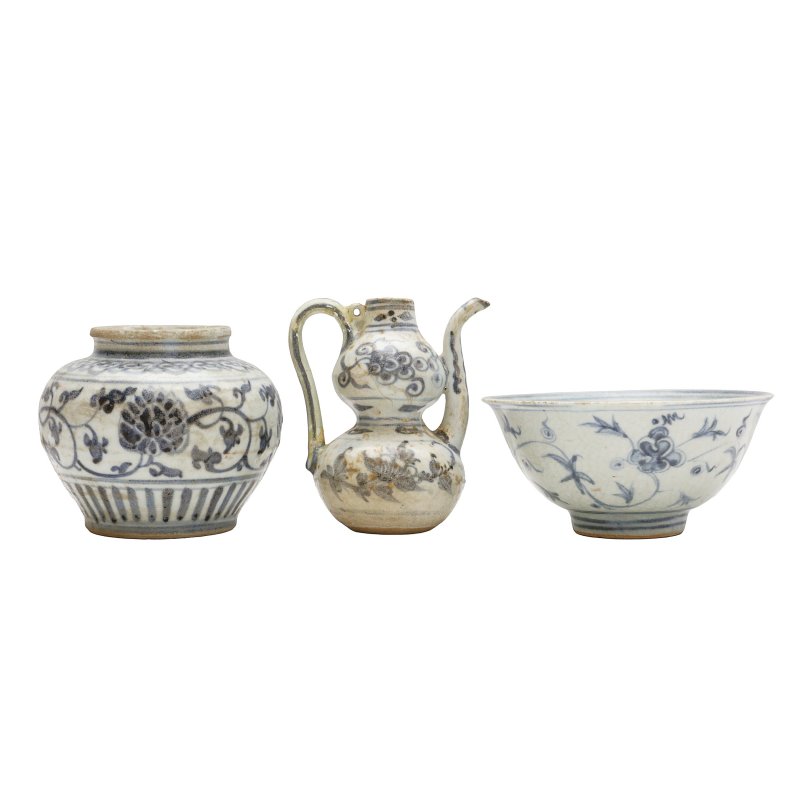 明或更早 各式青花瓷器一組三件 | A group of Chinese blue and white ceramics, Ming dynasty or earlier - 图3