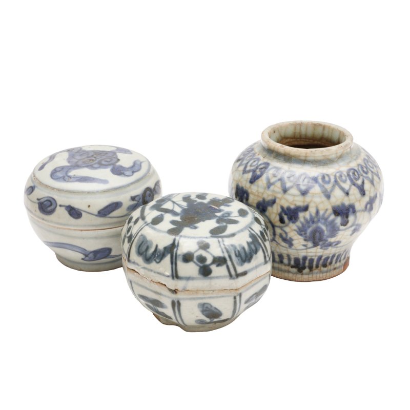 明 青花蓋盒及小罐一組三件 | Two Chinese blue and white boxes and covers and a small jar, Ming dynasty - 图2
