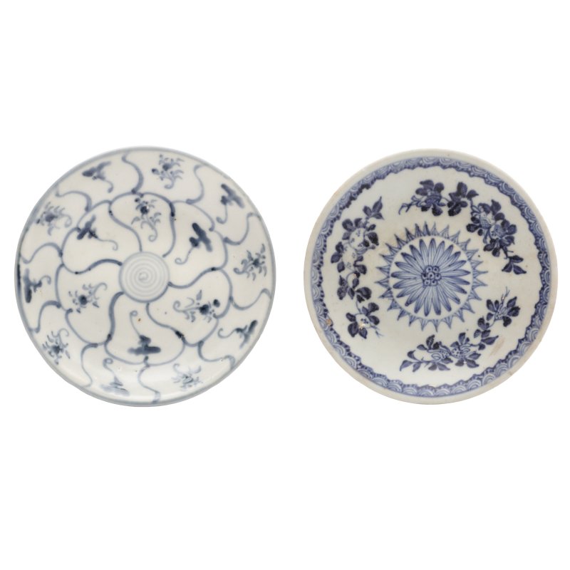 十八/十九世紀 青花花卉紋盤一組兩件 | Two Chinese blue and white 'Tek Sing' cargo dishes, 18th/19th century