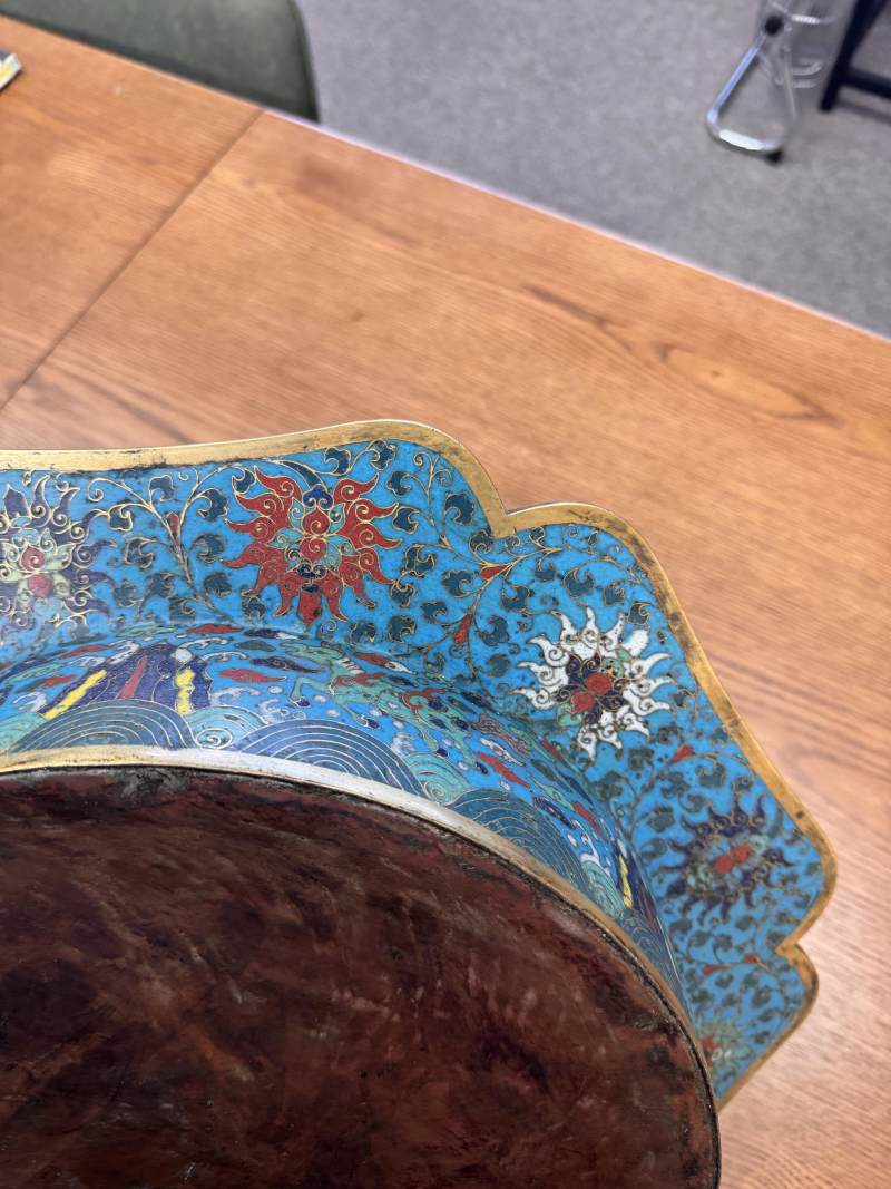 清十七/十八世紀 掐絲琺瑯銅胎鎏金亭台樓閣圖折沿葵口盆 | A fine Chinese cloisonné enamel and gilt-bronze 'pavilion' basin, Qing dynasty, 17th/18th century - 图7
