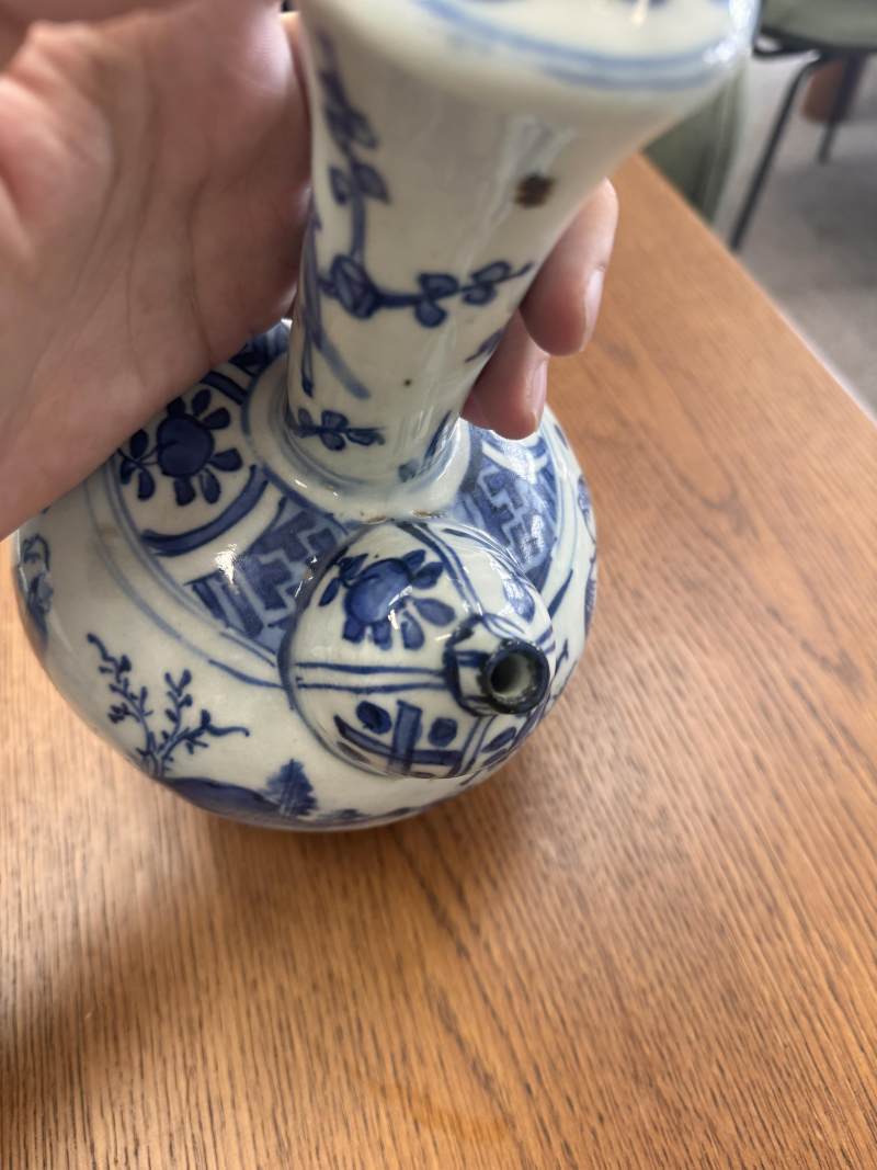 明崇禎/過渡期 青花人物故事圖軍持 | Santos Collection | A Chinese blue and white 'figural' kendi, Transitional period, Chongzhen period - 图3