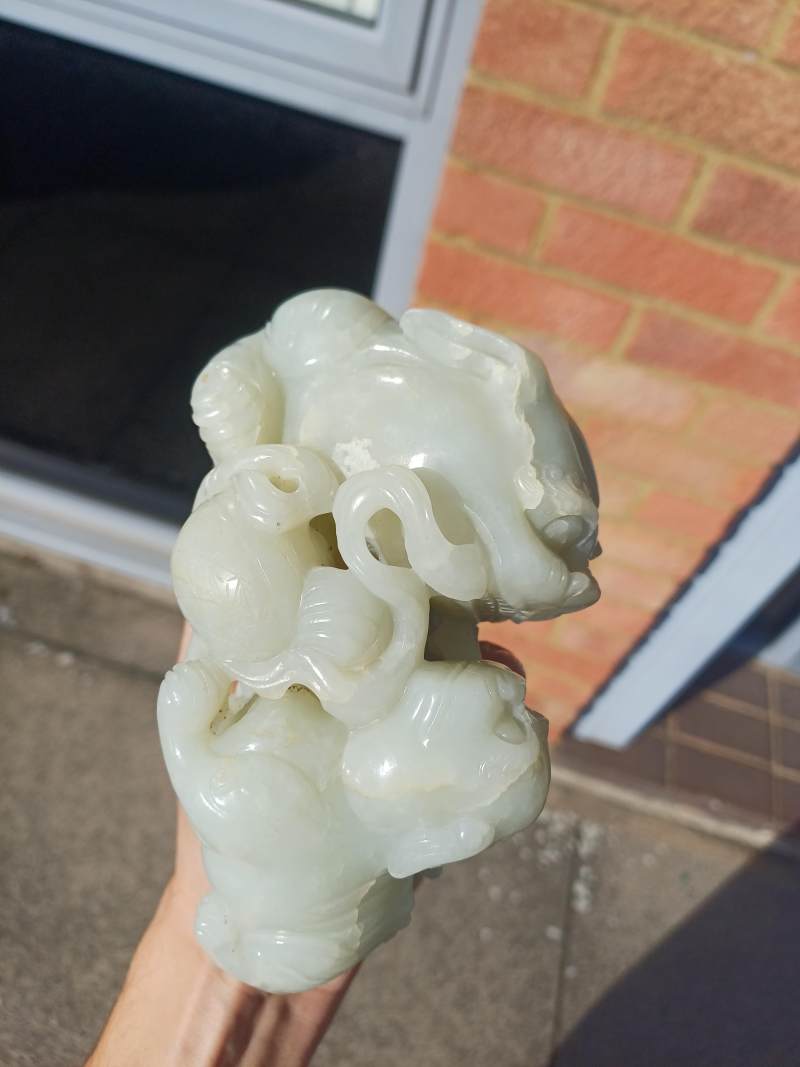 清十九世紀 青白玉太獅少獅擺件 | A large Chinese pale-celadon jade 'Buddhist lions' carving, Qing dynasty, 19th century - 图12