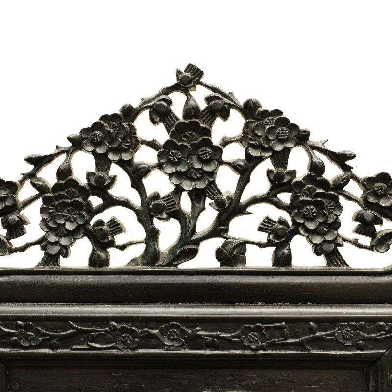 十九/二十世紀 紅木雕花卉紋屏風 | A large Chinese carved hongmu 'floral' eight-panel folding screen, 19th/20th century