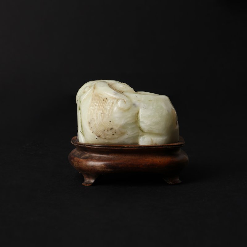 晚清 玉雕瑞獅擺件 | A Chinese jade carving of a lion, late Qing dynasty - 图4