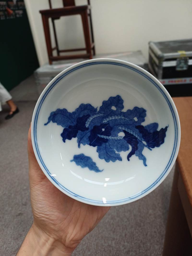 民國 青花蠶桑圖盤一對《江西瓷業公司》款 | A pair of Chinese blue and white ‘silkworm’ dishes, Republic period, Jiangxi Porcelain Company - 图8