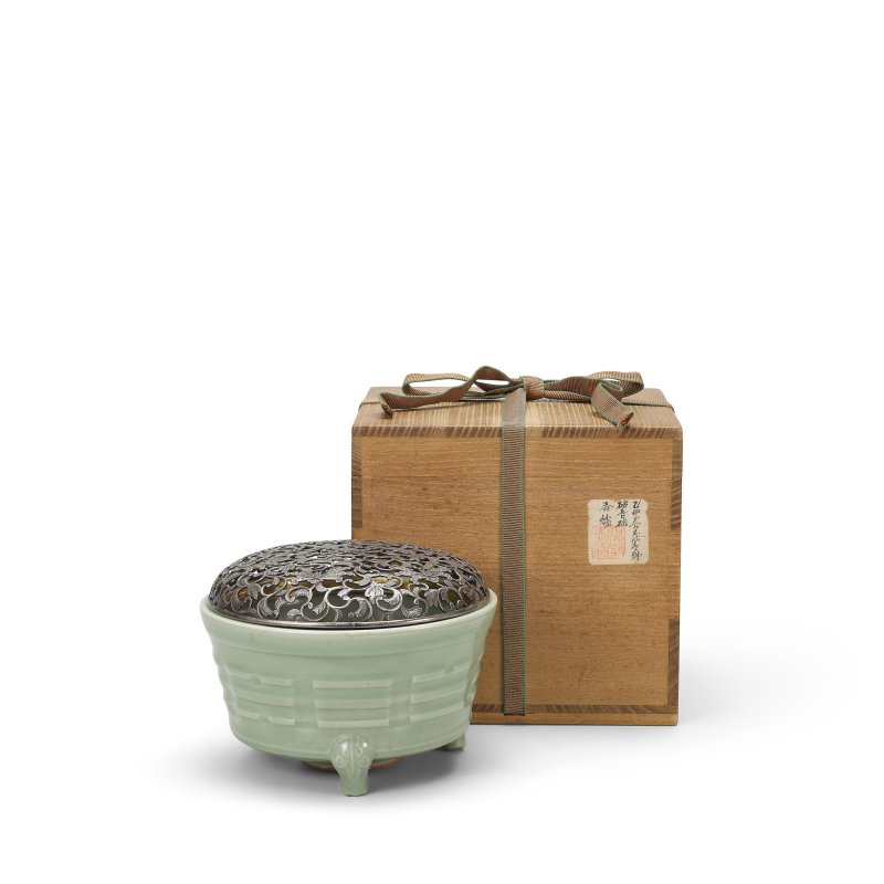 南宋/元 龍泉窯青釉八卦紋三足奩式爐 | A LONGQUAN CELADON-GLAZED TRIPOD INCENSE BURNER - 图1