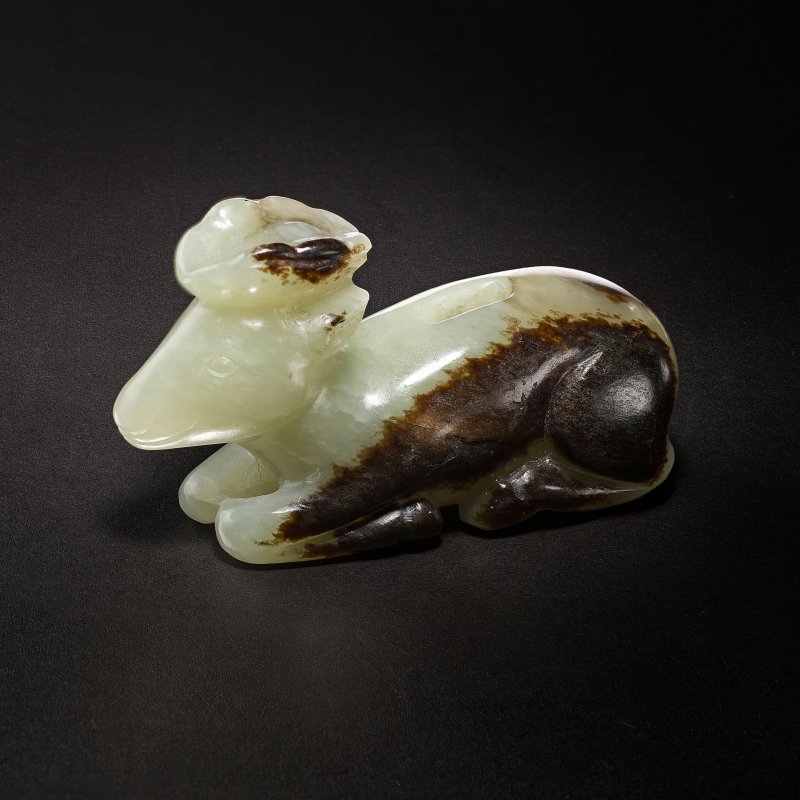 宋/明 青玉鹿擺件 | A PALE GREEN JADE CARVING OF A DEER - 图1