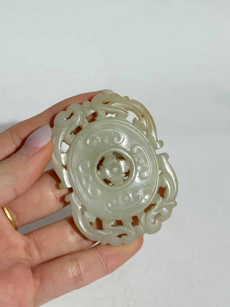 十九/二十世紀 青玉菊紋佩、及白玉輪紋佩二枚 及座 | A GREEN JADE 'CHRYSANTHEMUM' AND A WHITE JADE 'WHEEL' PENDANT - 图3