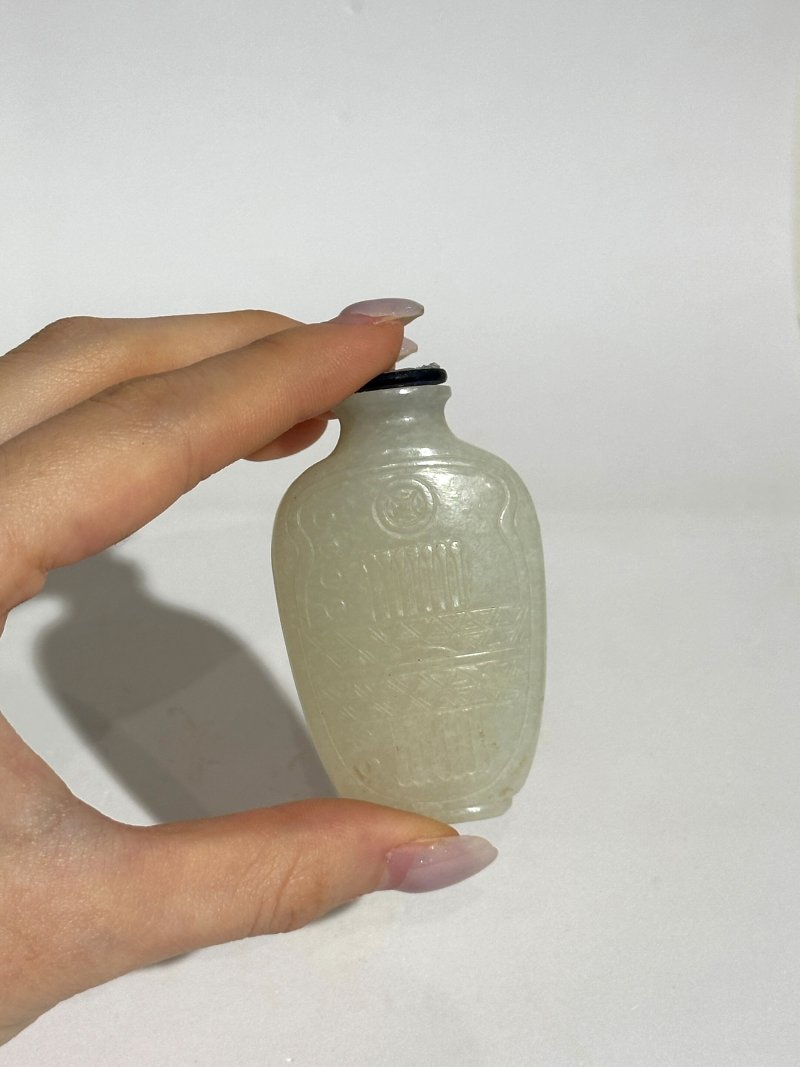 十九 白玉⌈琴瑟包袱⌋紋樣鼻煙壺 | A WHITE JADE 'ZITHER' SNUFF BOTTLE - 图3