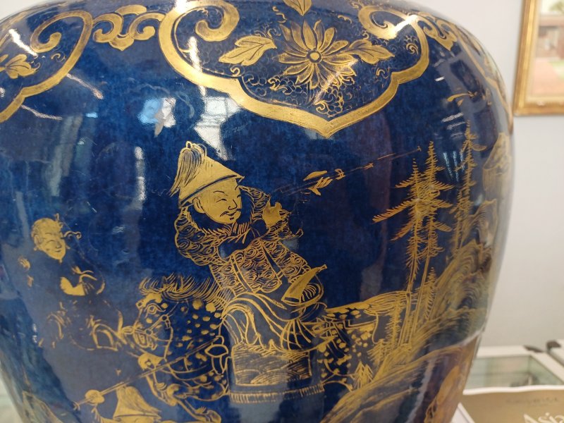 清康熙 灑藍釉描金狩獵圖蓋罐 | Santos Collection | A very large Chinese powder-blue gilt-decorated jar and cover, Qing dynasty, Kangxi period - 图30