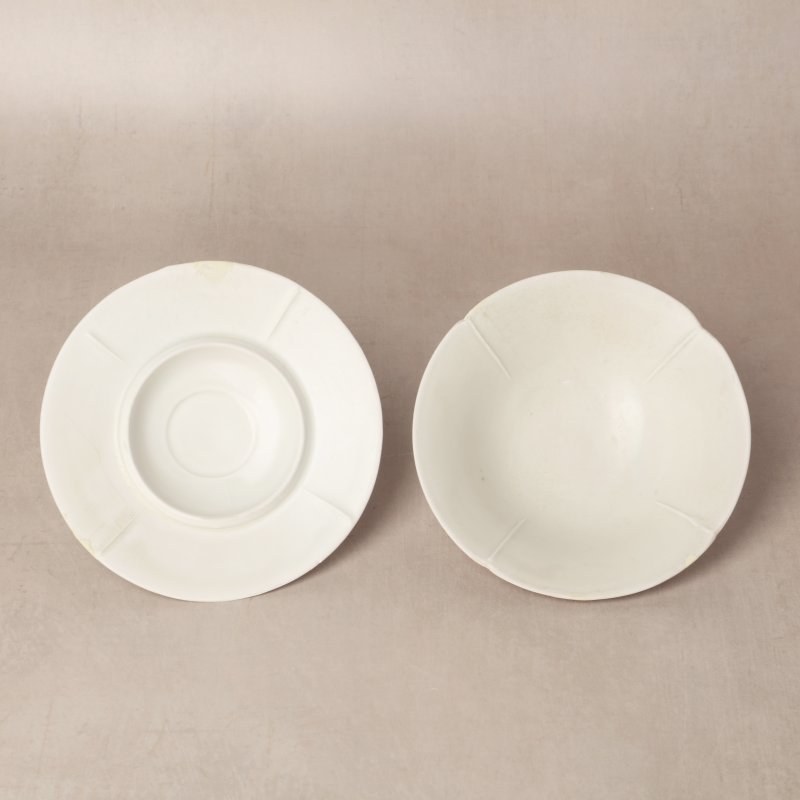 唐至五代 邢窯白釉盌連托 | A rare Chinese Xing white-glazed bowl and stand, Tang-Five dynasties