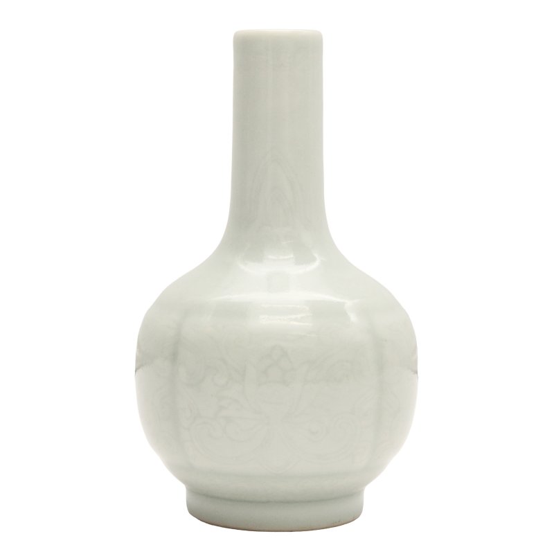 清 白釉暗刻纏枝花卉紋瓶 《大清乾隆年製》款 | A small Chinese monochrome white-glazed incised vase, Qing dynasty