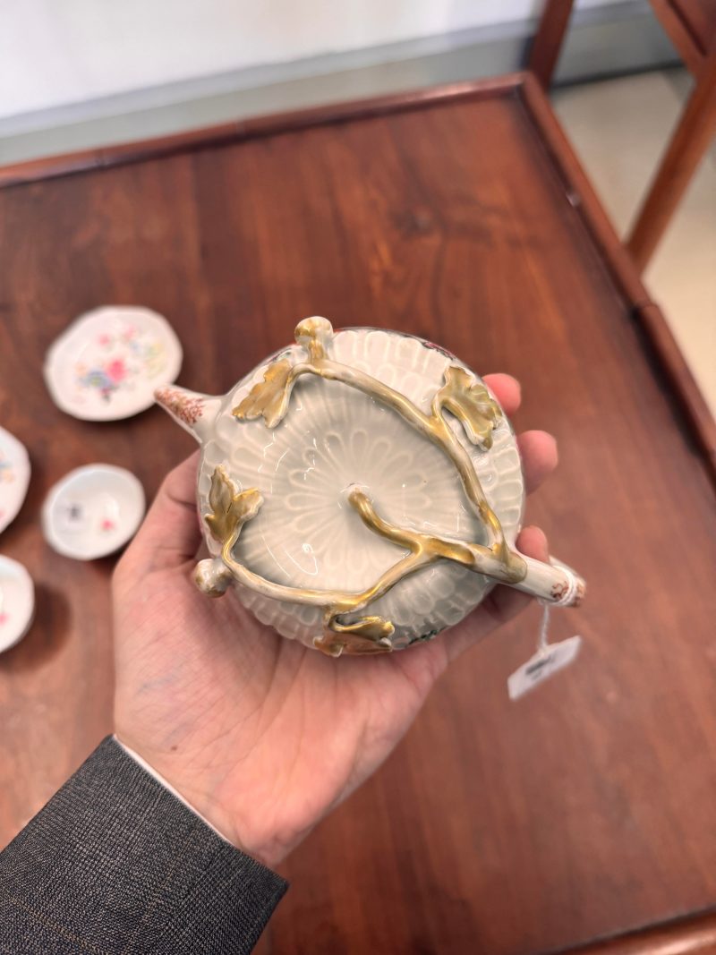 清雍正 粉彩魚藻紋蓋壼 | Santos Collection | A Chinese export famille-rose 'fish pond' teapot, Qing dynasty, Yongzheng period - 图8