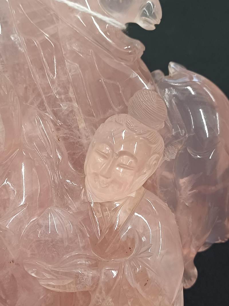 二十世紀 粉晶雕仙人把件 | A large Chinese rose quartz carved 'immortals' group, 19th/20th century - 图5