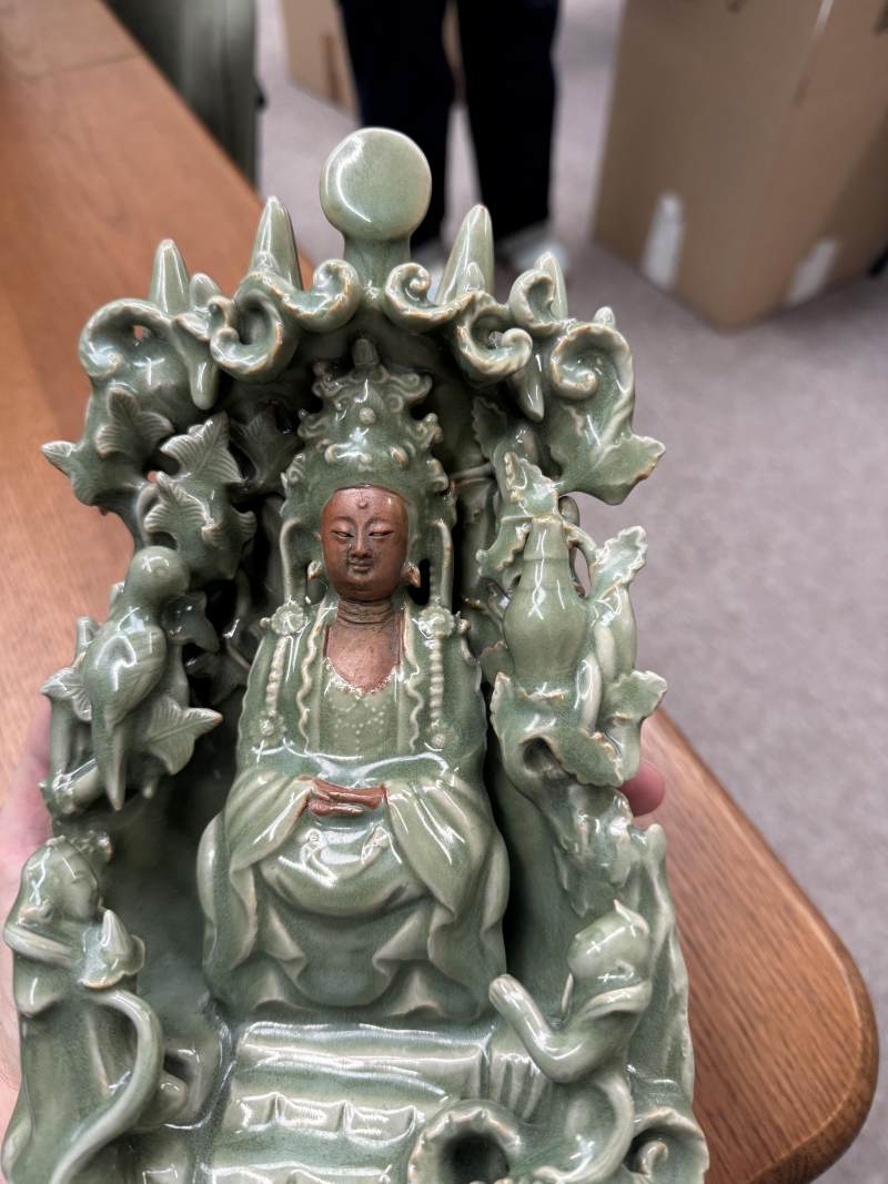 明 青釉素胎觀音菩薩坐像 | A Chinese celadon-glazed biscuit 'Guanyin' figure group, Ming dynasty - 图4