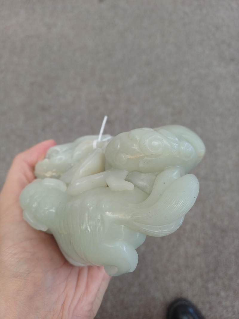 清十九世紀 青白玉太獅少獅擺件 | A large Chinese pale-celadon jade 'Buddhist lions' carving, Qing dynasty, 19th century - 图2