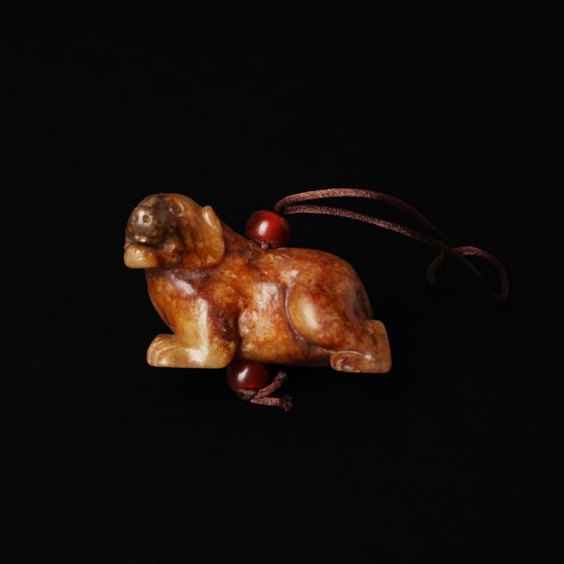 晚清 褐斑青玉臥熊擺件 | A Chinese mottled grey and russet jade carving of a bear, late Qing dynasty