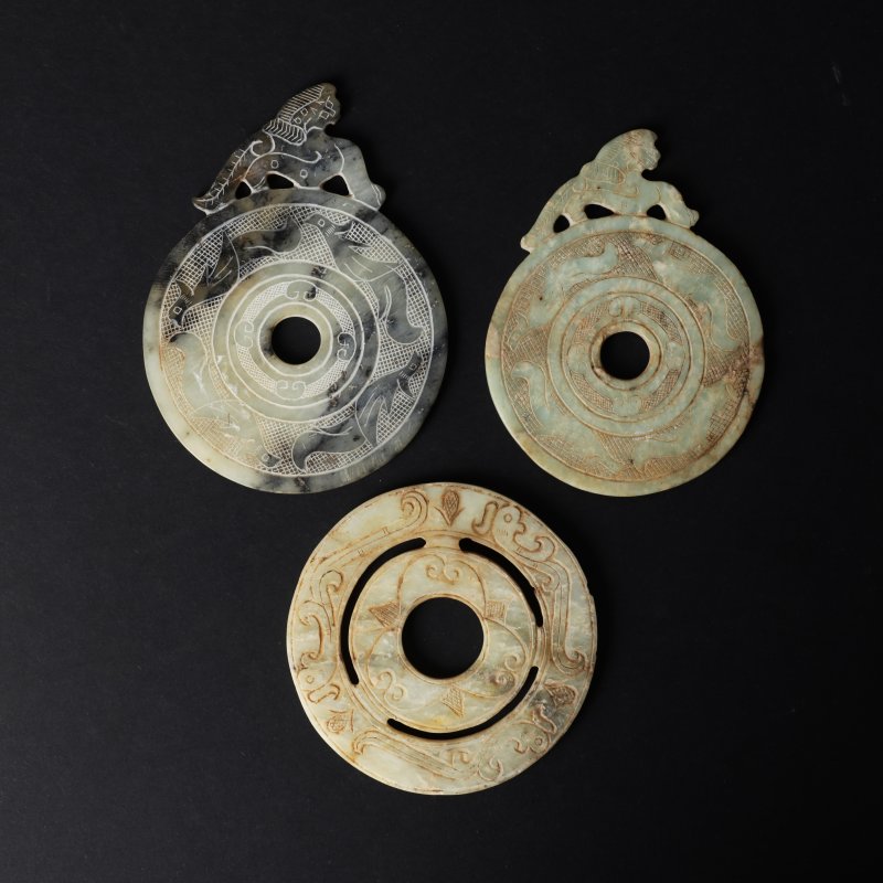 二十世紀 仿古玉璧一組三件 | Three Chinese archaistic jade 'bi' discs, 20th century