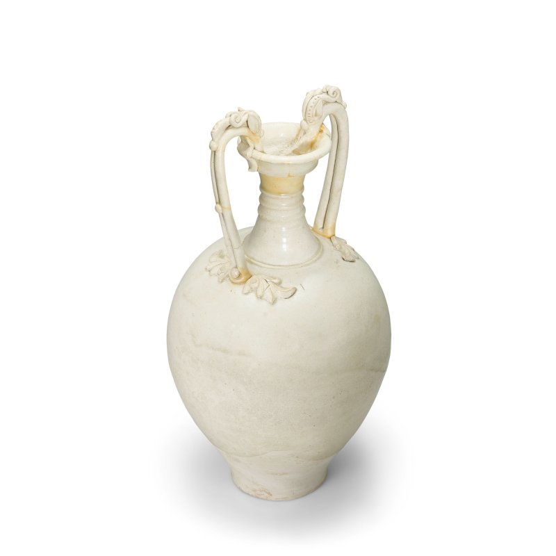 唐 白釉雙龍耳瓶 | A LARGE WHITE-GLAZED 'AMPHORA' VASE - 图2