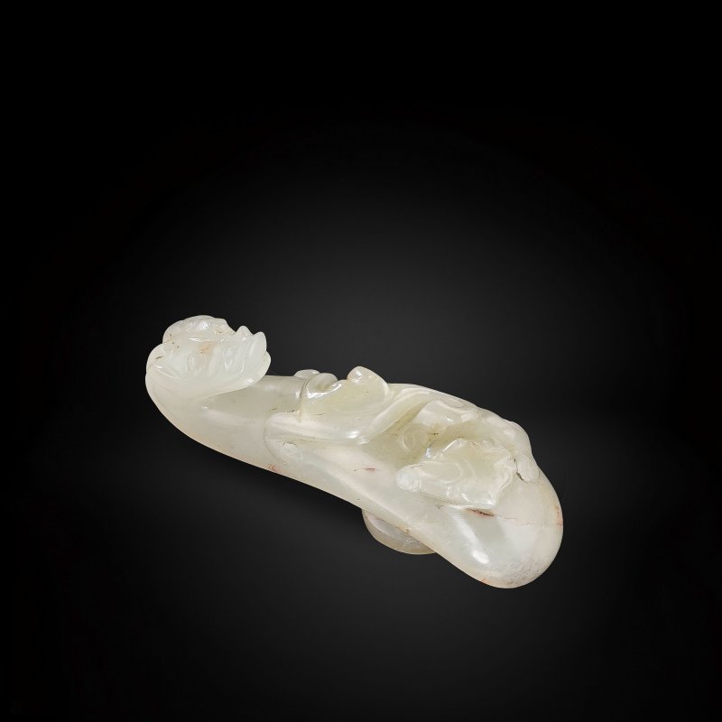 清 白玉蒼龍教子帶鈎 | A WHITE JADE 'DRAGON' BELT HOOK - 图1