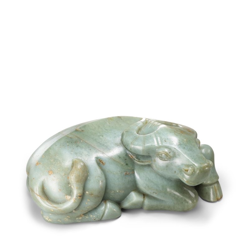 晚清 灰玉臥牛 | A GREY JADE FIGURE OF A RECUMBENT BUFFALO - 图1